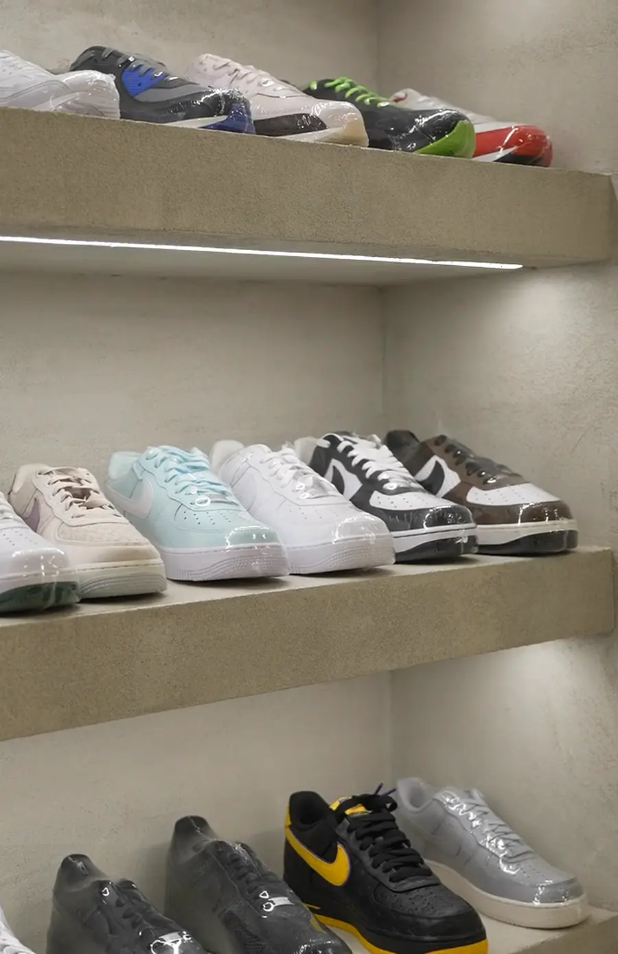 Parede de sapatilhas Nike Air Force 1 iluminada