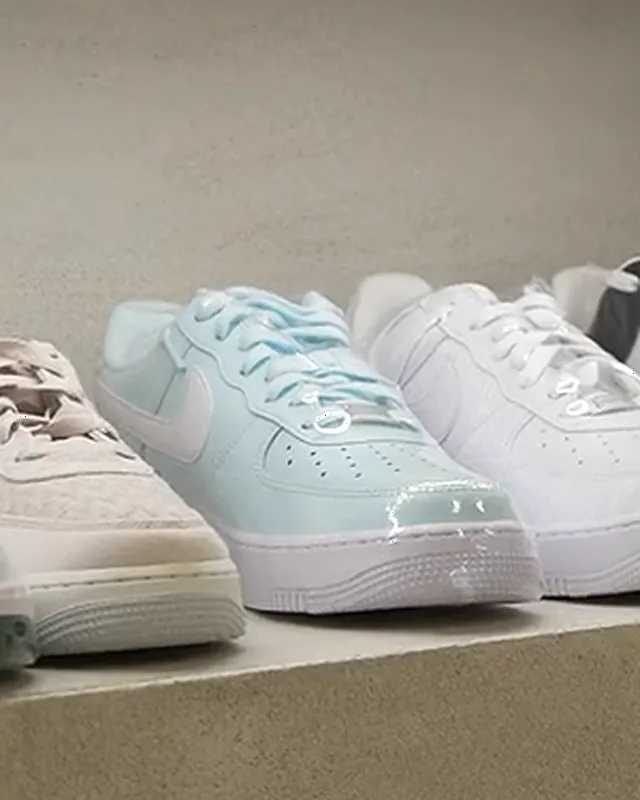 Nike Air Force 1 '07 Azul-gelo numa prateleira iluminada