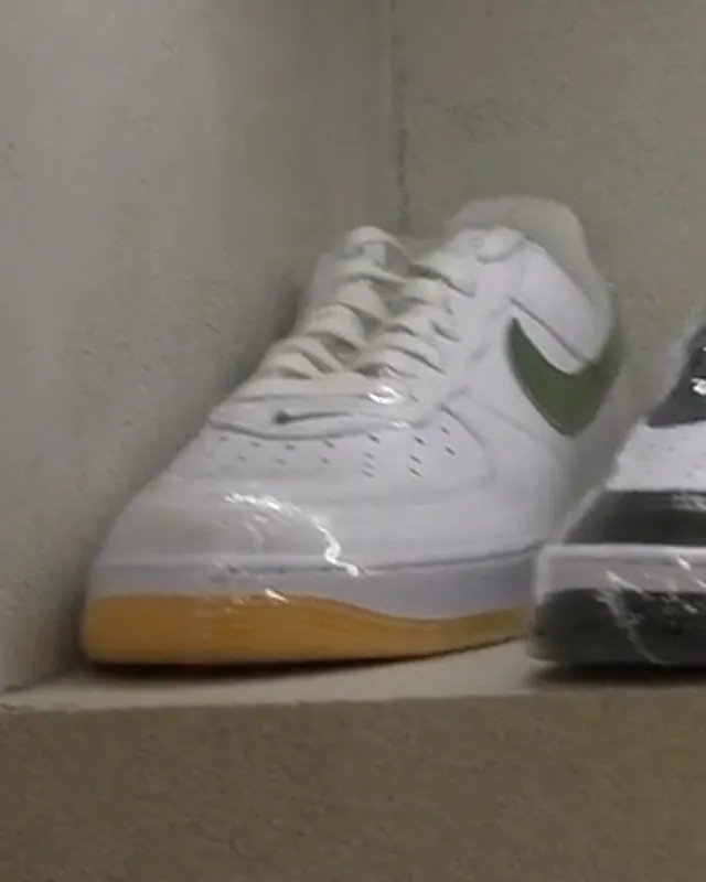 Nike Air Force 1 '07 Branco / Gum numa prateleira iluminada