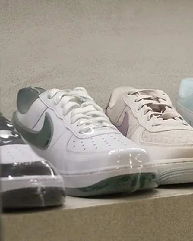 Nike Air Force 1 '07 Branco / Verde numa prateleira iluminada