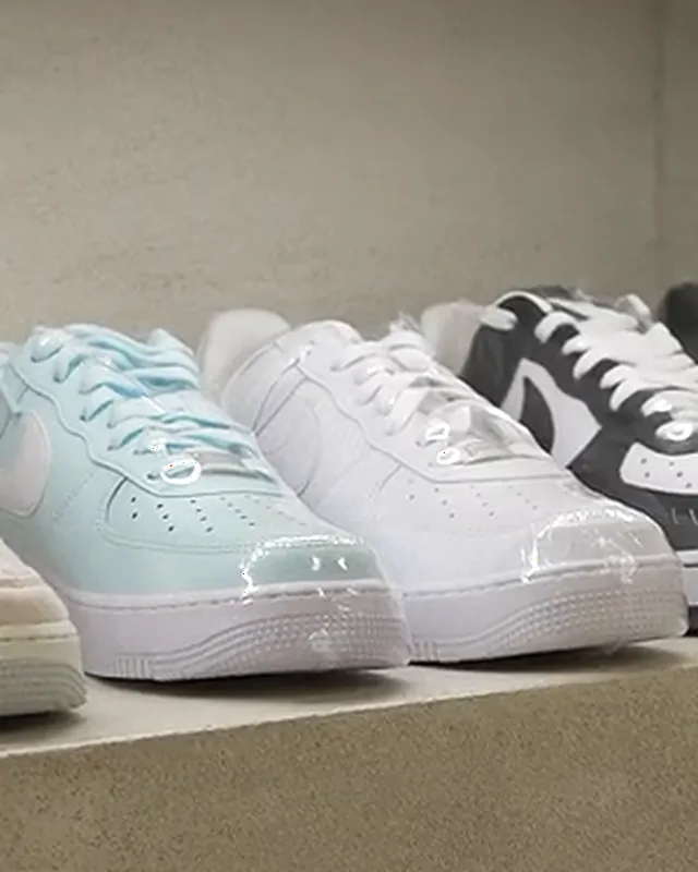 Nike Air Force 1 '07 Branco numa prateleira iluminada