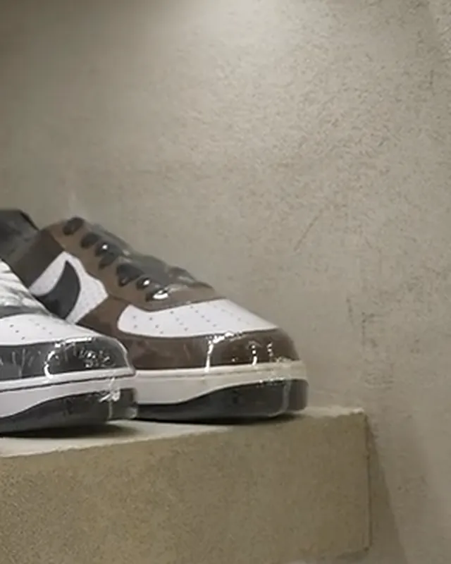 Nike Air Force 1 '07 Castanho / Branco numa prateleira iluminada