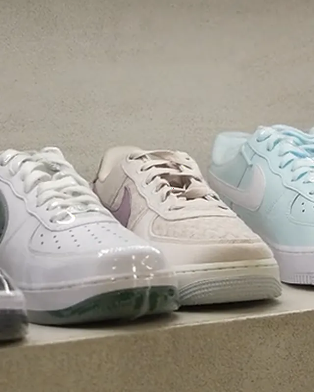 Nike Air Force 1 '07 Creme / Lilás numa prateleira iluminada